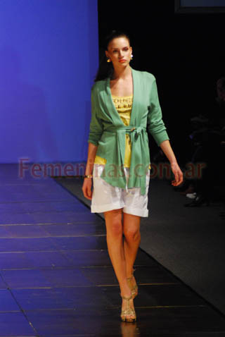 Remera con detalles bordados saco verde bermudas de lino blanco